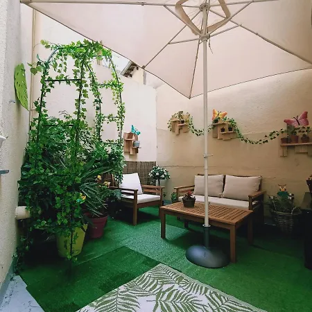 Cosy + Patio Prive Apartment